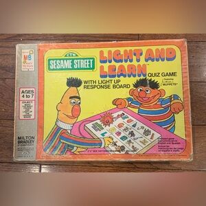 Vintage 1977 Sesame Street “Light‎ & Learn” Quiz Game Milton Bradley – Used